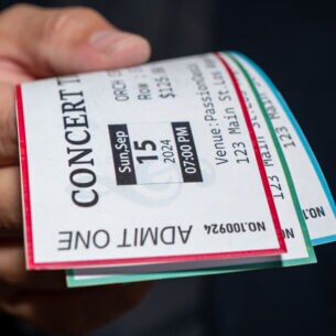 Artikelbild Person hält Tickets in der Hand