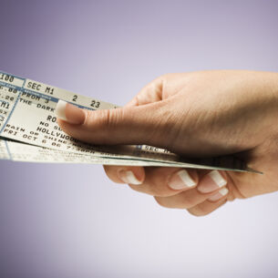 Artikelbild Person hält Konzertkarten in der Hand