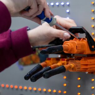 Eine angehenden KfZ-Mechatronikerin überprüft im Volkswagen Bildungsinstitut in Zwickau Stecker für ein Ladegerät. (zu dpa: «Studie: Frauen füllen Lücken im Handwerk»)