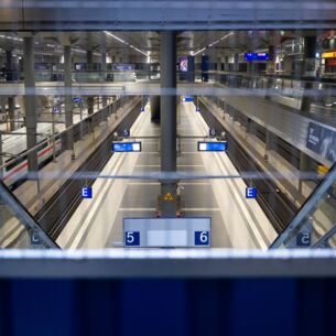 Ein Zugang zu einem Gleis im Tiefbahnhof vom Berliner Hauptbahnhof ist abgesperrt. Teile des Tiefbahnhofs am Hauptbahnhof sind wegen Bauarbeiten gesperrt. (zu dpa: «Untere Ebene am Berliner Hauptbahnhof wieder offen»)