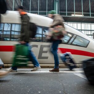 Fahrgäste laufen an einem Bahnsteig des Stuttgarter Hauptbahnhofs an einem ICE vorbei. (zu dpa: «Mehr als zwei Millionen Bahn-Fahrgäste über Ostern»)