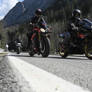 Teilnehmer fahren bei einer Motorrad-Demo auf dem Kesselberg. (zu dpa: «Im Süden gibt es die meisten Motorräder»)
