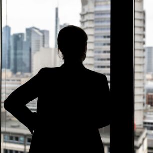 Eine Frau schaut aus dem Bürofenster. (zu dpa: «Frauenanteil in Aufsichtsräten binnen zehn Jahren verdoppelt»)