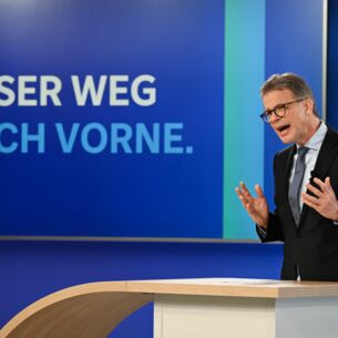 Christian Sewing, Vorsitzender des Vorstands der Deutschen Bank, spricht in der Zentrale der Deutschen Bank während der Jahrespressekonferenz. (zu dpa: «Gewinnsprung für Deutsche Bank zum Jahresauftakt»)