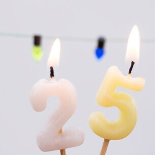 Angezündete Kerze, die die Zahl 25 zeigt