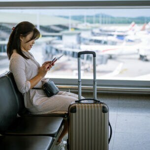 Frau wartet am FLughafen