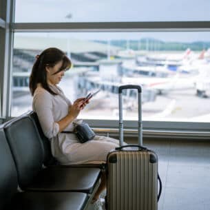 Frau wartet am FLughafen