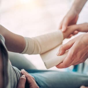 Kind kriegt einen Gips beim Arzt