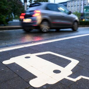 Ein Symbol markiert einen Parkplatz an einer Ladesäule für Elektroautos. (zu dpa: «Mehr Rabatt auf E-Autos - auch wegen CO2-Zielen»)