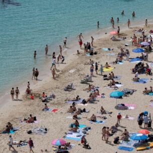 Menschen am Strand von Portals Nous. (zu dpa: «Dertour legt stark zu – 31 Prozent mehr Wintergäste»)