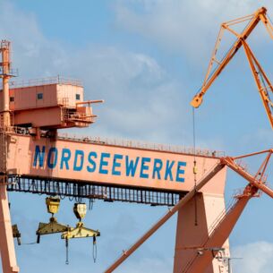 Der im Jahr 1966 errichtete Bockkran steht auf dem Gelände der Nordseewerke. (zu dpa: «Erste deutsche Werft erhält Genehmigung für Schiffsrecycling»)