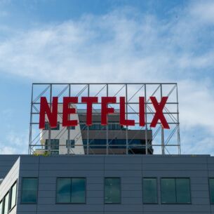Das Logo von Netflix ist auf einem Gebäude des Videostreaming-Anbieters zu sehen. (zu dpa: «Netflix plant mehr Werbeformate für 2026»)