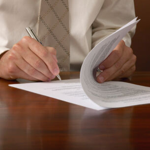 Person unterschreibt einen Vertragt