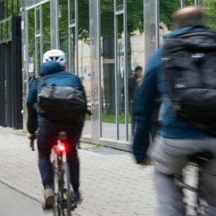 Mehrere Menschen fahren mit dem Fahrrad eine Straße entlang. (zu dpa: «Deutsche Unternehmen bei Mitarbeiterrädern ganz vorne»)