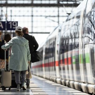 Reisende mit Gepäck laufen am Frankfurter Hauptbahnhof an einem Zug entlang. (zu dpa: «Bahn will Auslastung der Züge mit Rabattaktionen erhöhen»)