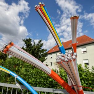 Elektrische Impulse ade: Durch die Glasfaserkabel laufen infrarote Lichtwellen. (zu dpa: «Regierung bringt Pläne für schnellen Netzausbau auf den Weg»)