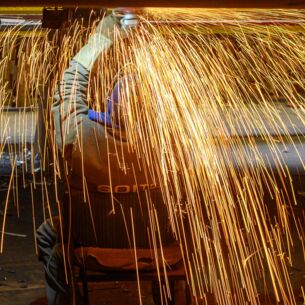 Ein Werftarbeiter der Schiffbau- und Entwicklungsgesellschaft Tangermünde (SET) schleift in der Werft den Kiel einer Fähre, die dort gebaut wird. (zu dpa: «Ifo: Stimmung in ostdeutschen Unternehmen steigt wieder»)