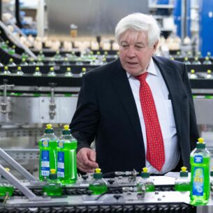 Wolfgang Groß, bisheriger Geschäftsführer der Fit GmbH, steht auf dem Werkgelände des Spülmittelherstellers Fit in der Produktion. Das Unternehmen zählt zu den bekanntesten Hersteller von Spülmitteln in Ostdeutschland. (zu dpa: «Spülmittelhersteller Fit in neuen Händen»)