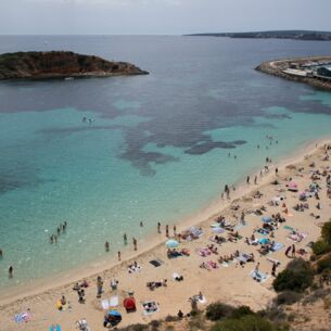 Menschen am Strand von Portals Nous. (zu dpa: «Urlaub im Süden und Osten Europas deutlich günstiger»)