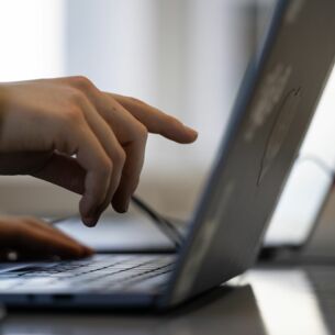 Zwei Frauen arbeiten in einem Coworking-Space. (zu dpa: «Mehr Gründer in Deutschland - und sie werden immer jünger»)