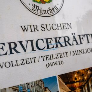 Ein Schild mit der Aufschrift «Wir suchen Servicekräfte - Vollzeit/Teilzeit/Minijob» hängt am Eingang eines Gastronomiebetriebes. (zu dpa: «Teilzeitquote in Deutschland auf Rekordniveau»)
