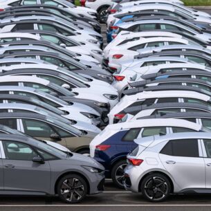 Neuwagen stehen zur Auslieferung auf einem Parkplatz auf dem Werksgelände von Volkswagen. Das Zwickauer Werk fertigt ausschließlich vollelektrische Fahrzeuge der VW Konzernmarken.