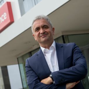 Der Vorstandsvorsitzende Uwe Lauber präsentiert vor der Unternehmenszentrale den Schriftzug „Everllence“. Der Motorenhersteller MAN Energy Solutions SE tritt künftig unter dem neuen Namen am Markt auf. (zu dpa: «Augsburger Unternehmen streicht bekannte Bezeichnung MAN»)