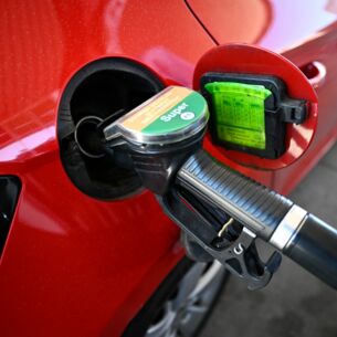Ein Auto wird mit einer Zapfpistole an einer Tankstelle betankt. (zu dpa: «Spritpreise vor Pfingsten auf Sinkflug»)