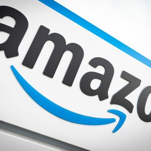 Das Logo von Amazon ist am neuen Logistikzentrum des Onlineversandhändlers in Helmstedt zu sehen. (zu dpa: «Amazon startet Schnäppchenportal Haul auch in Deutschland»)
