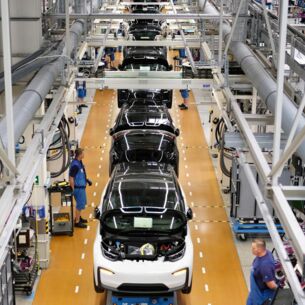 23.05.2018, Sachsen, Leipzig: BMW-Mitarbeiter arbeiten in der Produktion des Elektroautos i3 im BMW Group Werk Leipzig. (zu dpa: «Wieder mehr Aufträge für deutsche Industrie»)