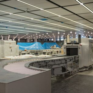 Geräte für die Sicherheitskontrolle von Gepäckstücken stehen im zukünftigen Erweiterungsbau des Terminal 1 des Münchner Flughafens. Unter anderem wurden bereits die Gate-Bereiche und die zentrale Sicherheitskontrolle installiert. Im Außenbereich werden aktuell die Fluggastbrücken montiert. Der neue Erweiterungsbau des Flughafens soll 2026 eröffnet werden. (zu dpa: «Flughafen München: Platz für sechs Millionen mehr Passagiere»)