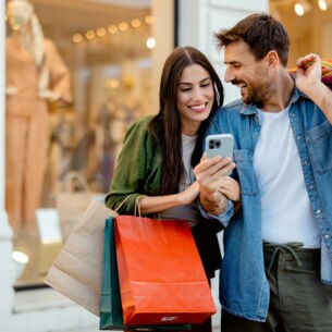 Ein Paar hält Einkaufstüten in den Händen