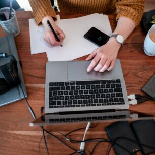 Frau arbeitet daheim an einem Laptop