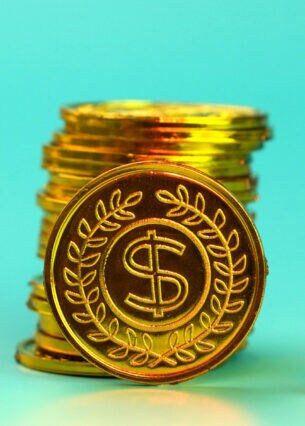 Eine Darstellung der Kryptowährung Ethereum als echte Münze aus Metall.