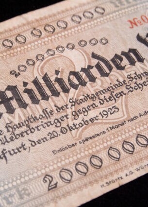 Schuldschein über zwei Milliarden Mark aus dem Jahr 1923, der durch die Hyperinflation gerade einmal einen Laib Brot wert war