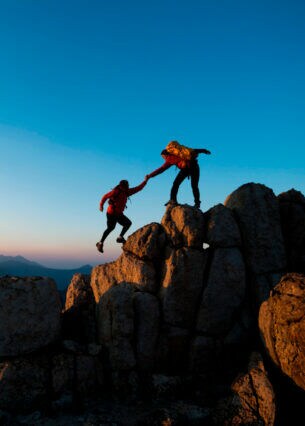 Zwei Personen auf einem Berggipfel