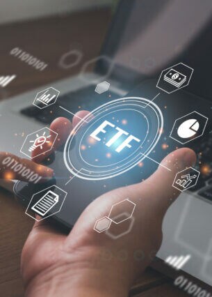 Eine Person hält ein Smartphone in der Hand, über das eine computergenerierte Grafik mit Symbolen und der Abkürzung „ETF” gelegt ist