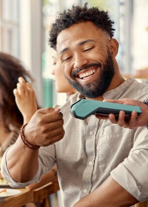 Ein Mann bezahlt in einem Restaurant mit einer Kreditkarte.