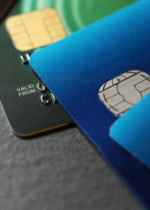 Nahaufnahme von vier unterschiedlich farbigen Kreditkarten, die versetzt übereinander liegen.