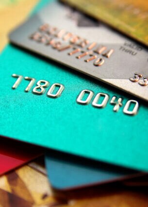 Kreditkarten in verschiedenen Farben, die aufgefächert übereinander liegen.