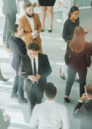 Mehrere Geschäftspersonen in formeller Kleidung stehen zusammen