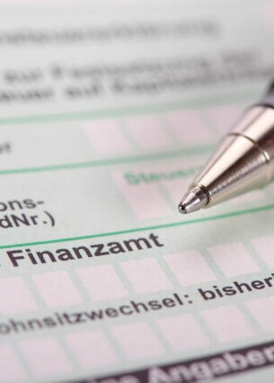 Nahaufnahme eines Steuerformulars, darauf ein Kugelschreiber