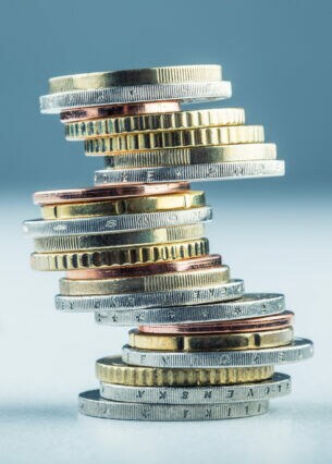 Nahaufnahme aufgetürmter Münzen auf einem Tisch