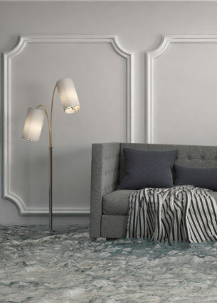 Ein überschwemmtes Wohnzimmer mit Couch, Tisch, Pflanze, Bild und Lampe