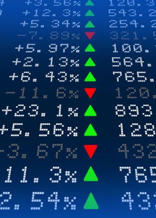 Zahlen von Aktienkursen auf einer digitalen Wand.