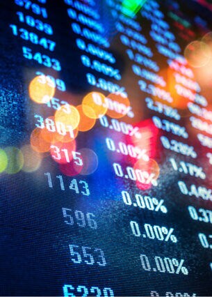 Mehrere Zahlen auf einer digitalen Tafel.