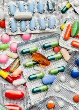 Diverse Tabletten in Sichtverpackungen liegen verteilt herum.