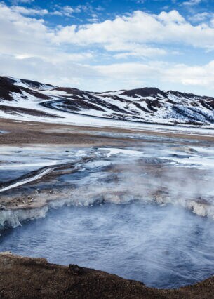Eine heiße Quelle in einem Geothermalgebiet auf Island.