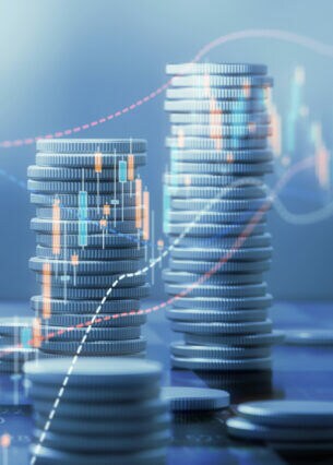 CGI-Darstellung von mehreren Münzstapeln, über die Aktienkursverläufe dargestellt sind.