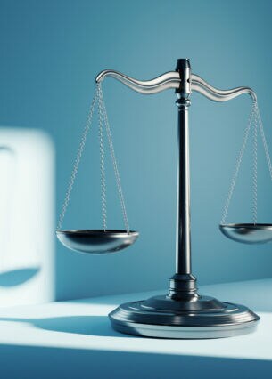 Eine Waage, die Schatten auf eine Wand wirft.